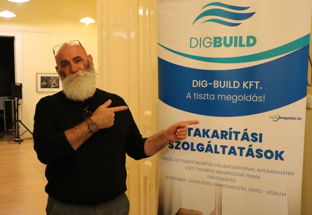 Bánszki Mihály a DIGBUILD Kft. rollupjával